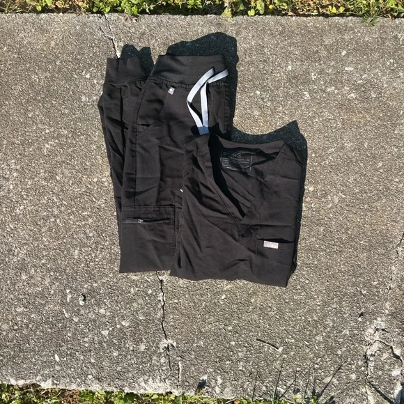 TOP ONLY Figs Black Catarina Top - Picture 2 of 3